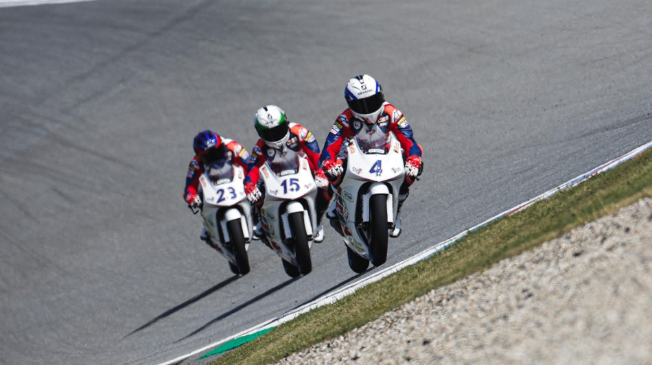 Riders on track race 2