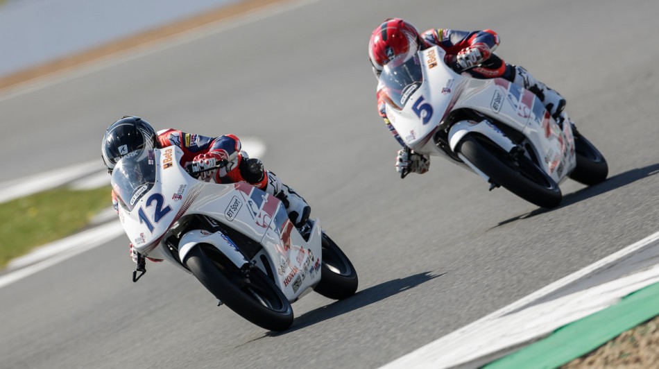 Riders on track race2